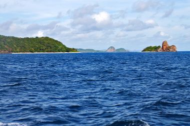 bir tekne güzellikler kıyı şeridi deniz ve rock 