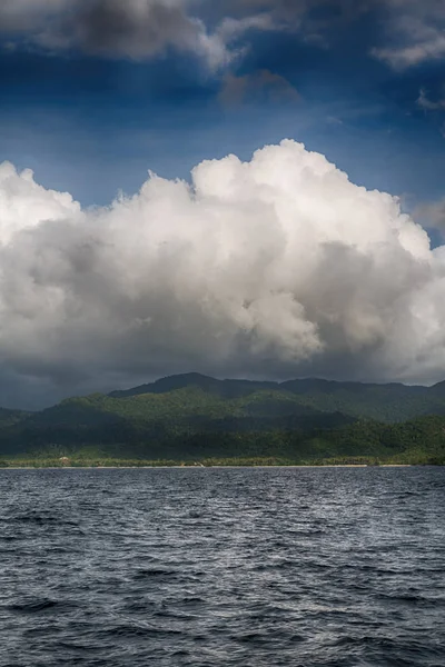 Vanaf een boot in prachtige panorama kustlijn zee en rock — Stockfoto