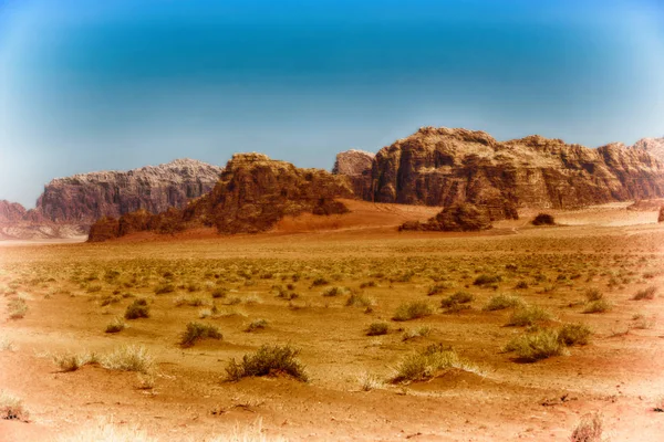 En la arena del desierto y destino de aventura de montaña — Foto de Stock