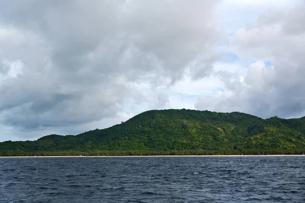 Vanaf een boot in prachtige panorama kustlijn zee en rock — Stockfoto