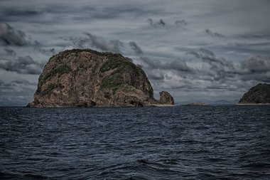 bir tekne güzellikler kıyı şeridi deniz ve rock 