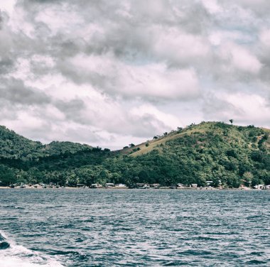 bir tekne güzellikler kıyı şeridi deniz ve rock 