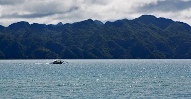bir tekne güzellikler kıyı şeridi deniz ve rock 