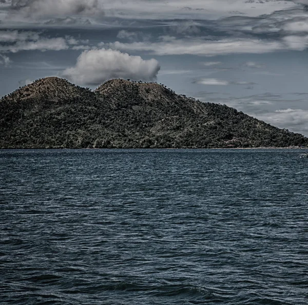 Desde un barco en hermosa costa panorámica mar y roca — Foto de Stock