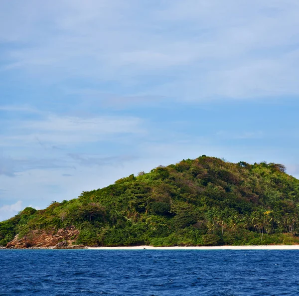 Desde un barco en hermosa costa panorámica mar y roca — Foto de Stock