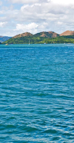 С лодки в красивой панораме побережья моря и скалы — стоковое фото