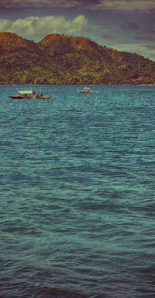 Desde un barco en hermosa costa panorámica mar y roca — Foto de Stock