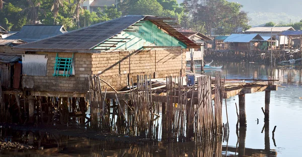Rumah di perkampungan kumuh untuk orang miskin — Stok Foto