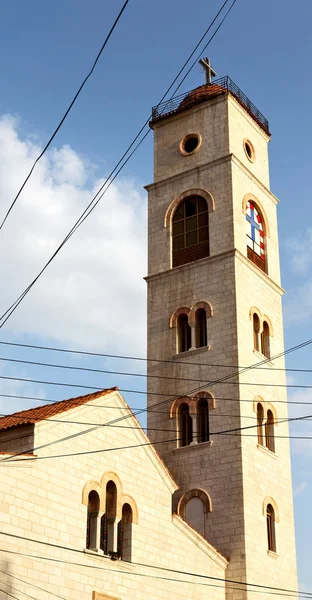 Chatolic Kościół i krzyż — Zdjęcie stockowe