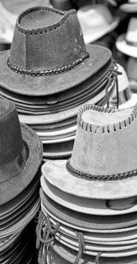 bir eski pazar bir sürü colorated şapka içinde 