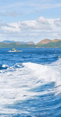   Tekne ve Pasifik Okyanusu görünümünden   