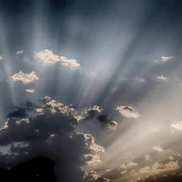 En el cielo vacío un montón de nubes —  Fotos de Stock