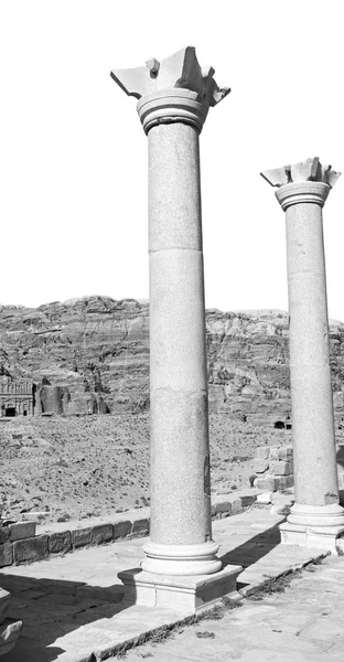Beskåda av monument från ruinerna av kyrkan — Stockfoto