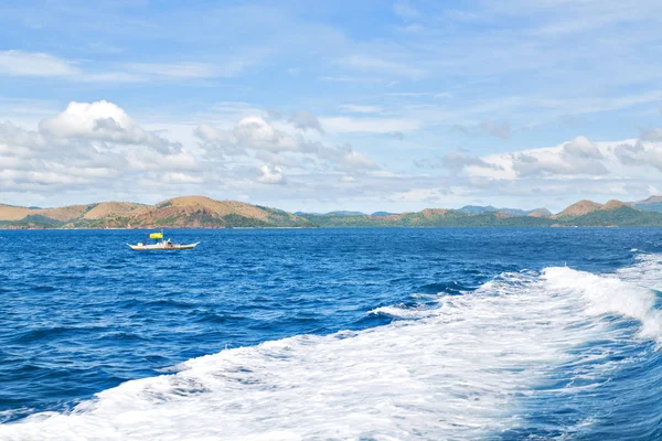 Una vista desde el barco y el océano Pacífico — Foto de Stock