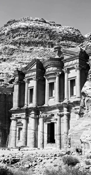 El sitio antiguo de petra en Jordania el monasterio — Foto de Stock