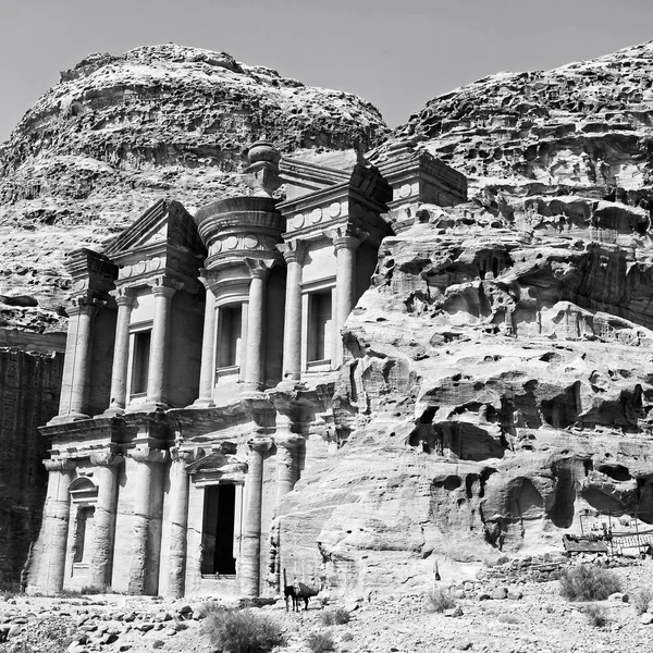 El sitio antiguo de petra en Jordania el monasterio — Foto de Stock