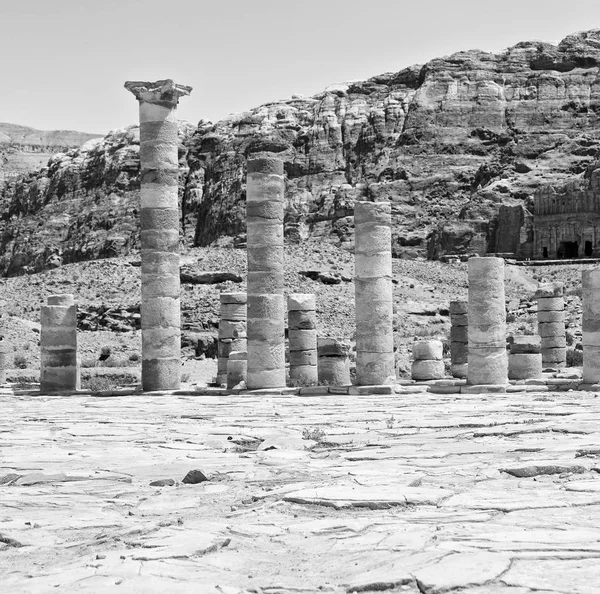 De antieke straat vol met kolommen en erfgoed — Stockfoto