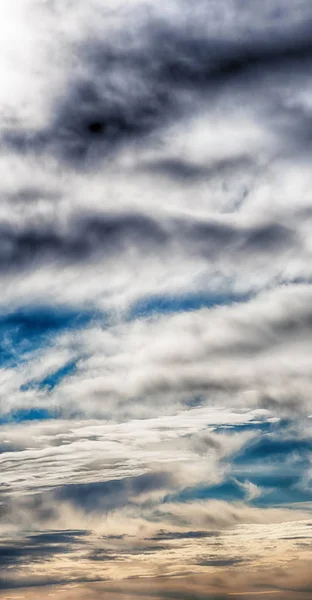 Im wolkenverhangenen Himmel und im leeren Raum — Stockfoto