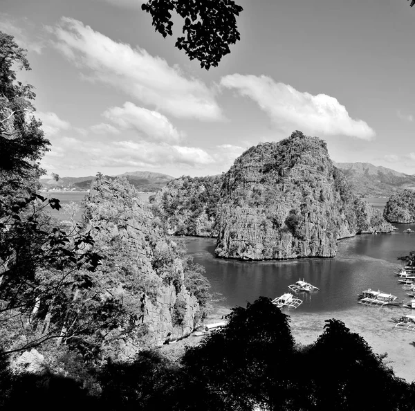 Vista de um penhasco da bela baía do paraíso — Fotografia de Stock