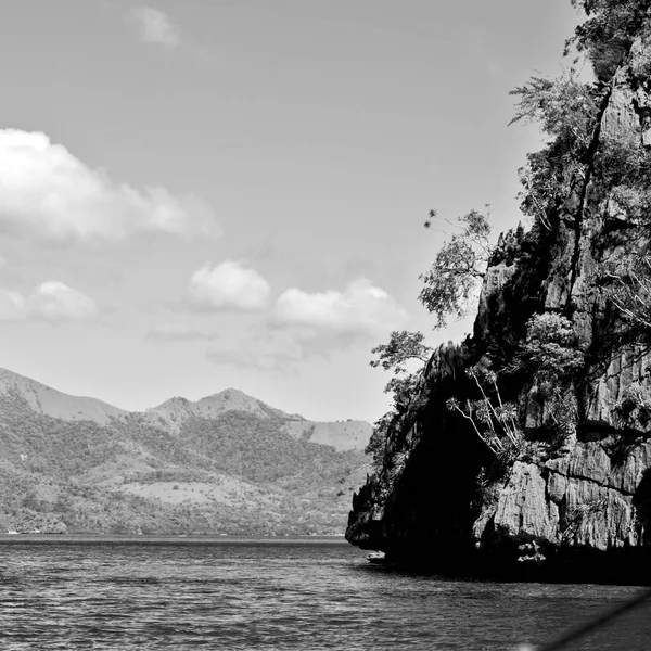 Vista de um penhasco da bela baía do paraíso — Fotografia de Stock