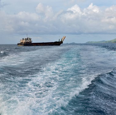   Tekne ve Pasifik Okyanusu görünümünden   