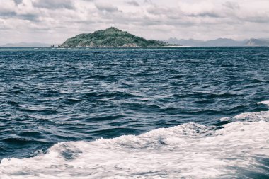   Tekne ve Pasifik Okyanusu görünümünden   