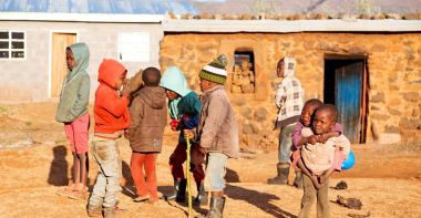 yalnız çocuklar Afrika grubunda 