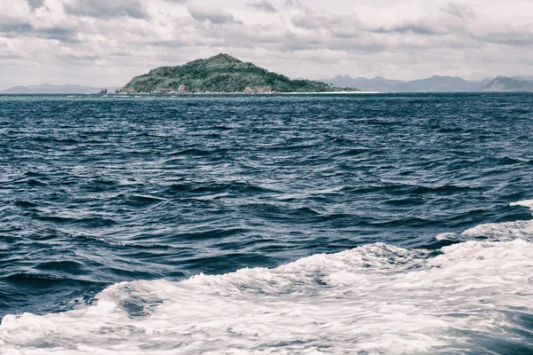   Tekne ve Pasifik Okyanusu görünümünden   