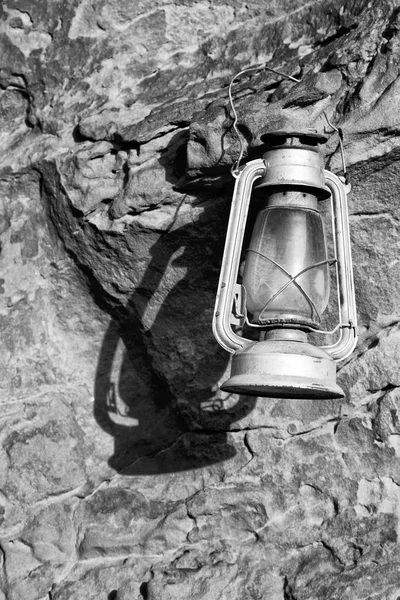 Een antieke oude ouderwetse lamp geïsoleerd — Stockfoto