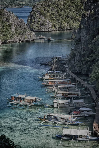 Vista de um penhasco da bela baía do paraíso — Fotografia de Stock