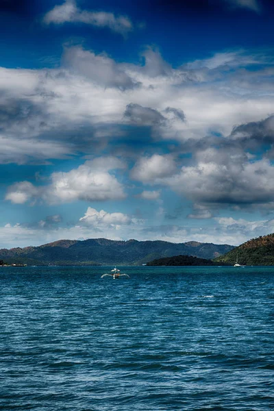 Vom Boot aus in wunderschöner Panoramaküste Meer und Felsen — Stockfoto