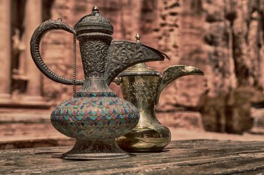 bir masaya izole geleneksel kahve kabı