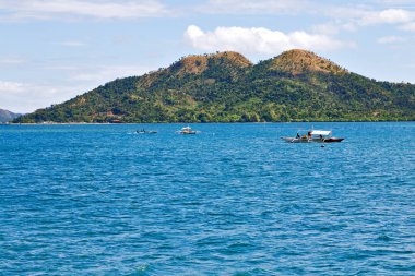 bir tekne güzellikler kıyı şeridi deniz ve rock 