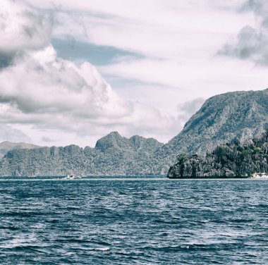 bir tekne güzellikler kıyı şeridi deniz ve rock 