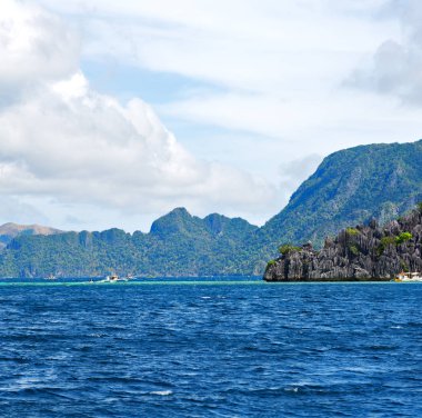 bir tekne güzellikler kıyı şeridi deniz ve rock 