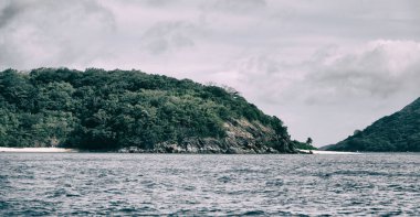 bir tekne güzellikler kıyı şeridi deniz ve rock 