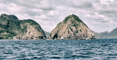 bir tekne güzellikler kıyı şeridi deniz ve rock 