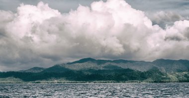 bir tekne güzellikler kıyı şeridi deniz ve rock 