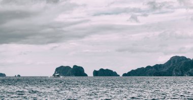 bir tekne güzellikler kıyı şeridi deniz ve rock 