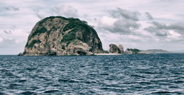 bir tekne güzellikler kıyı şeridi deniz ve rock 