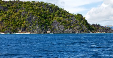bir tekne güzellikler kıyı şeridi deniz ve rock 