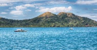 bir tekne güzellikler kıyı şeridi deniz ve rock 