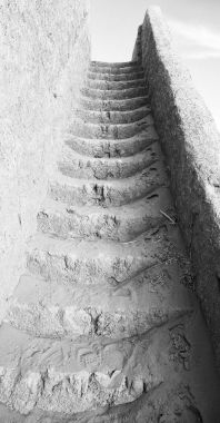 Eski kale merdivenlerden kirli ve çölde kum dolu 