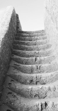 Eski kale merdivenlerden kirli ve çölde kum dolu 