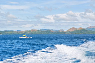   Tekne ve Pasifik Okyanusu görünümünden   