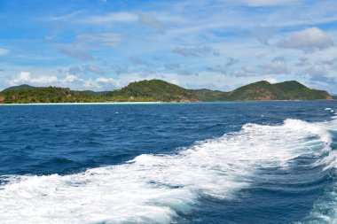   Tekne ve Pasifik Okyanusu görünümünden   