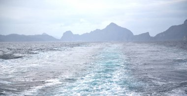   Tekne ve Pasifik Okyanusu görünümünden   