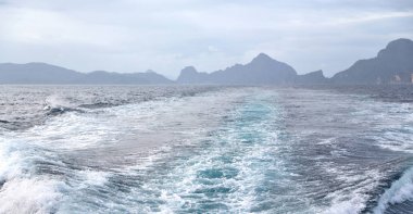   Tekne ve Pasifik Okyanusu görünümünden   