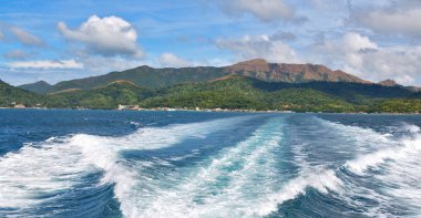  Tekne ve Pasifik Okyanusu görünümünden   