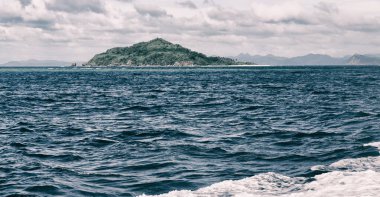   Tekne ve Pasifik Okyanusu görünümünden   